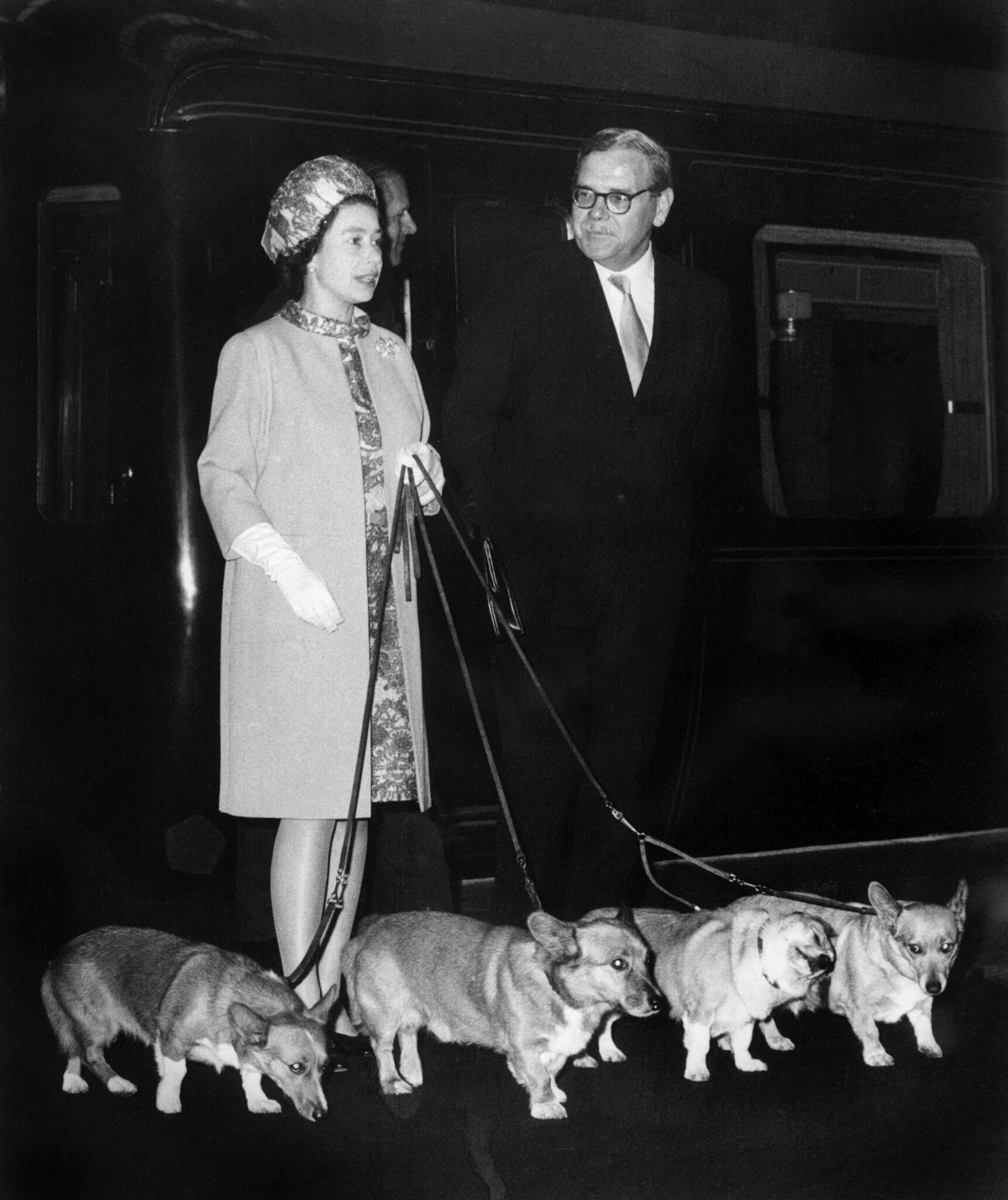 Koningin Elizabeth met vier van haar corgi's in Londen in 1969