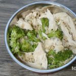 zelfgemaakt hondenvoer met kip en broccoli
