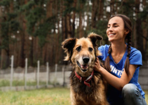 Gemengd-ras-hond-voor-adoptie-met-shelter-vrijwilliger