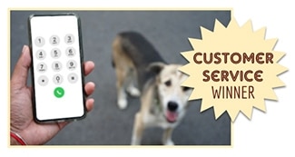 Persoon die de telefoon naast de hond houdt (bijschrift: Winnaar klantenservice)