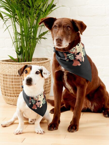 twee honden met bandana's om