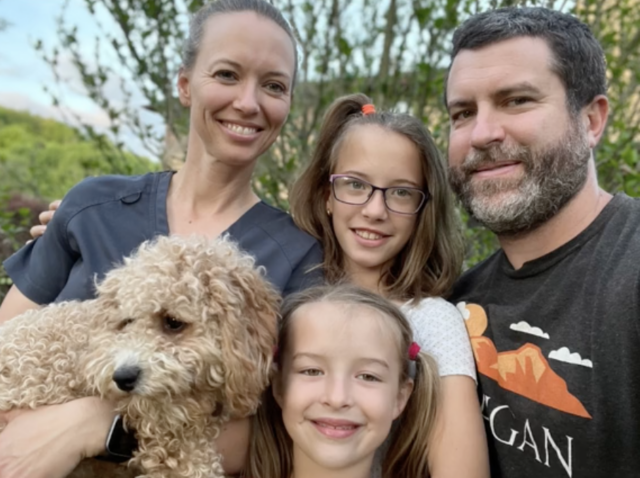 Familie adopteert puppy molenhond