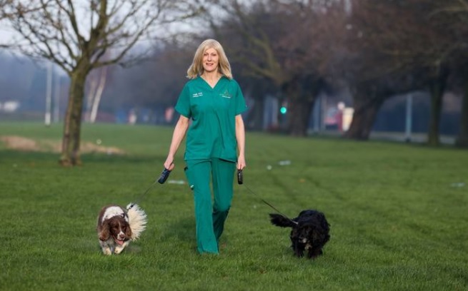 Angie Shaw, een dierenartsverpleegkundige, heeft een labrador gecrediteerd voor het redden van haar leven