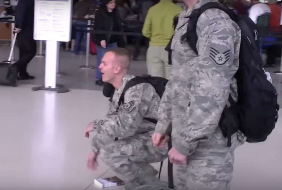 Militair 'zakt' op zijn knieën als zijn ouders er niet zijn om hem te begroeten