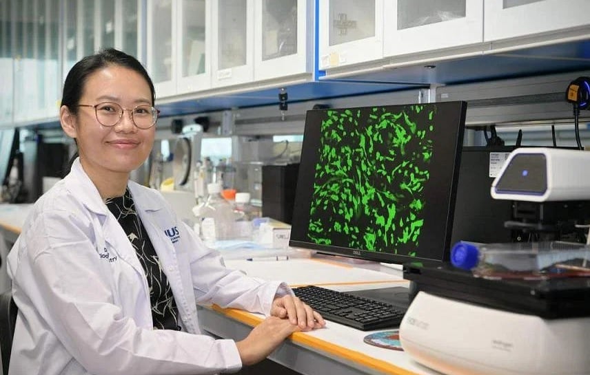 Dr. Sarah Ho met microscopische foto's van de gemodificeerde stamcellen