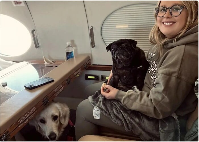 Maddie Young reist met haar hond