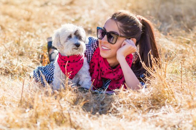 Vrouw en hond met bijpassende sjaals