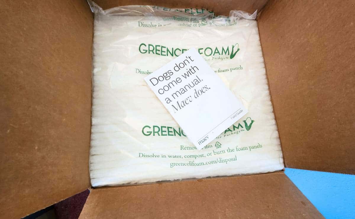 Maev hondenvoerdoosverpakking met bevroren verpakking en handleiding