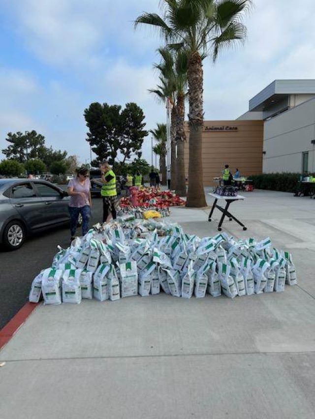Donaties van hondenvoer in San Diego Groter goed