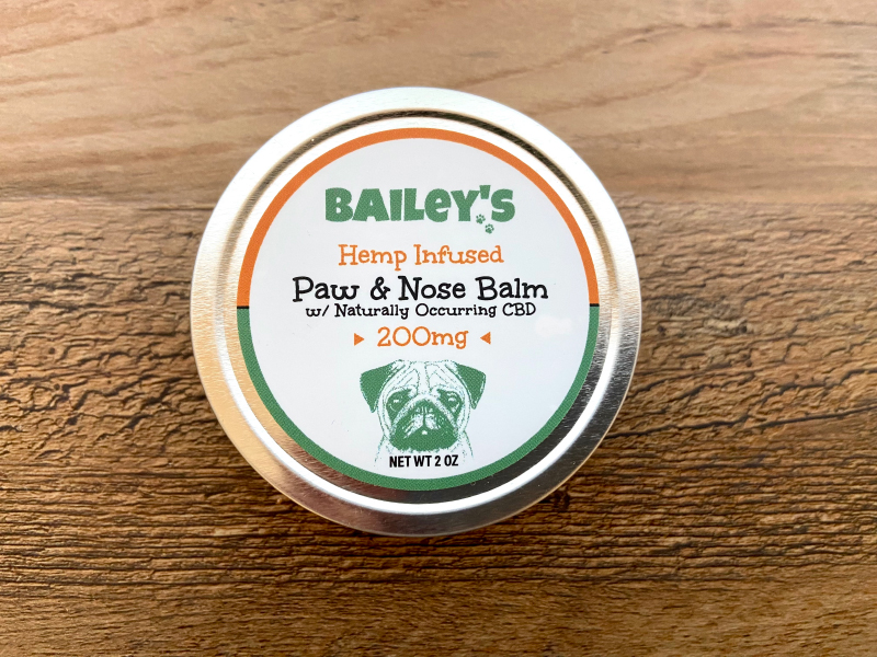 Bailey's CBD Poot- en Neusbalsem - product op tafel