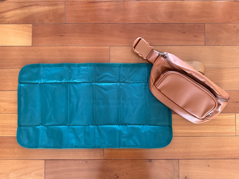 Kibou Vegan Leather Bag - product op de vloer met gewatteerde mat