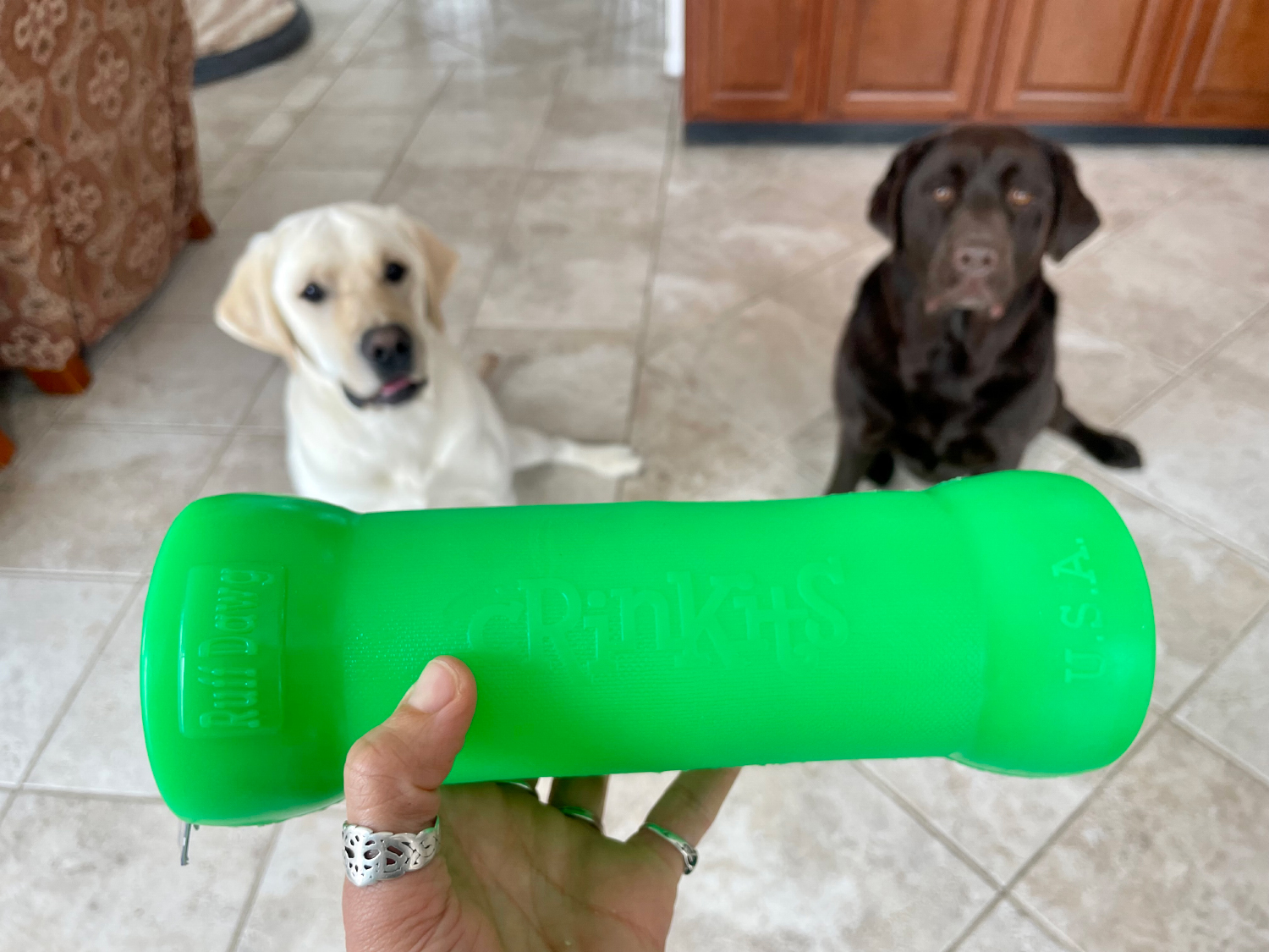 RuffDawg Hondenspeelgoed - het speelgoed aan de honden laten zien