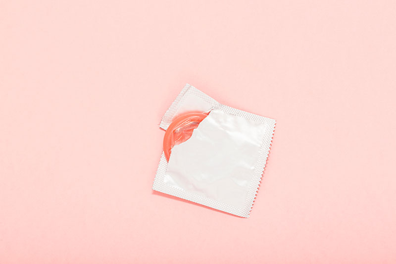 Roze geopend condoom