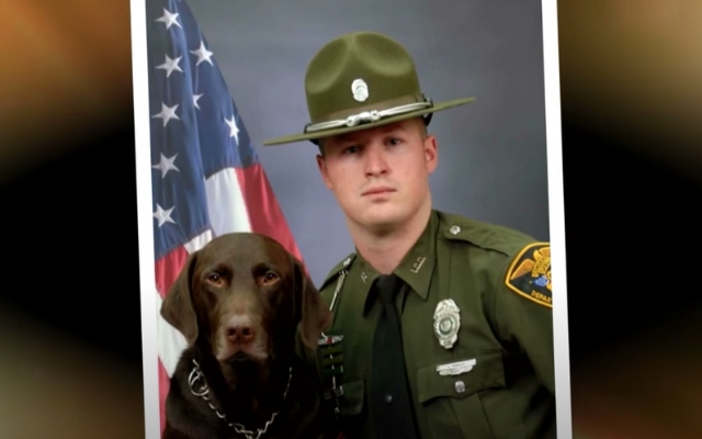 Politiehond kan niet stoppen met zoenen tijdens officiële fotoshoot